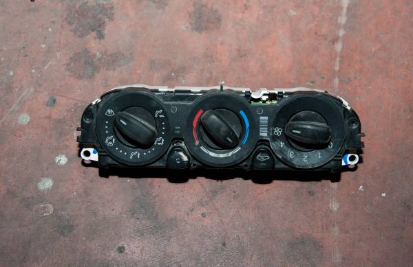 FORD TRANSİT 100 L-S-V ÇIKMA PARÇA   V363 KALERİFER DÜĞMESİ